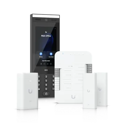 Ubiquiti Access Gate Starter Kit mit schwarzem Türsprechsystem, weißem Wandleser, Controller und Zubehör auf glänzender