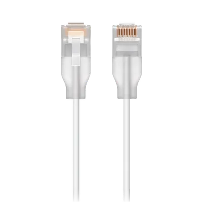 Ubiquiti UniFi Etherlighting Patchkabel 5m mit weißen RJ45-Steckern und UI.COM-Beschriftung auf schwarzem Hintergrund. Ubiquiti UniFi Etherlighting Patchkabel 5m mit weißen RJ45-Steckern und UI.COM-Beschriftung auf schwarzem Hintergrund.