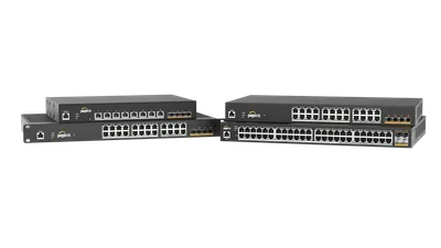 PoE Activation Kit mit drei schwarzen Rack-Switches in verschiedenen Größen, RJ45- und SFP-Ports sowie Peplink-Logo für PoE Activation Kit mit drei schwarzen Rack-Switches in verschiedenen Größen, RJ45- und SFP-Ports sowie Peplink-Logo für