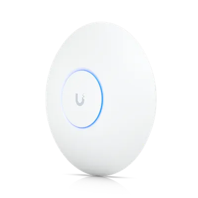 Weißer kreisförmiger Ubiquiti UniFi AP U7-PRO Access Point mit grauem U-Logo und blau leuchtendem LED-Ring leicht schräg