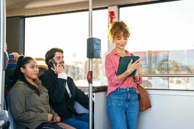 Poynting A-PUCK-0014-V2-01 5G/LTE-KFZ-Antenne mit 9 dBi für zuverlässigen Mobilfunkempfang im Bus während der Nutzung von Poynting A-PUCK-0014-V2-01 5G/LTE-KFZ-Antenne mit 9 dBi für zuverlässigen Mobilfunkempfang im Bus während der Nutzung von