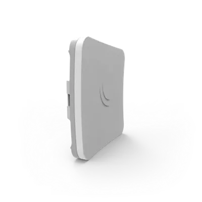 Dispositivo wireless MikroTik SXTsq Lite2, apparecchio bianco quadrato con angoli arrotondati e linea curva in rilievo,