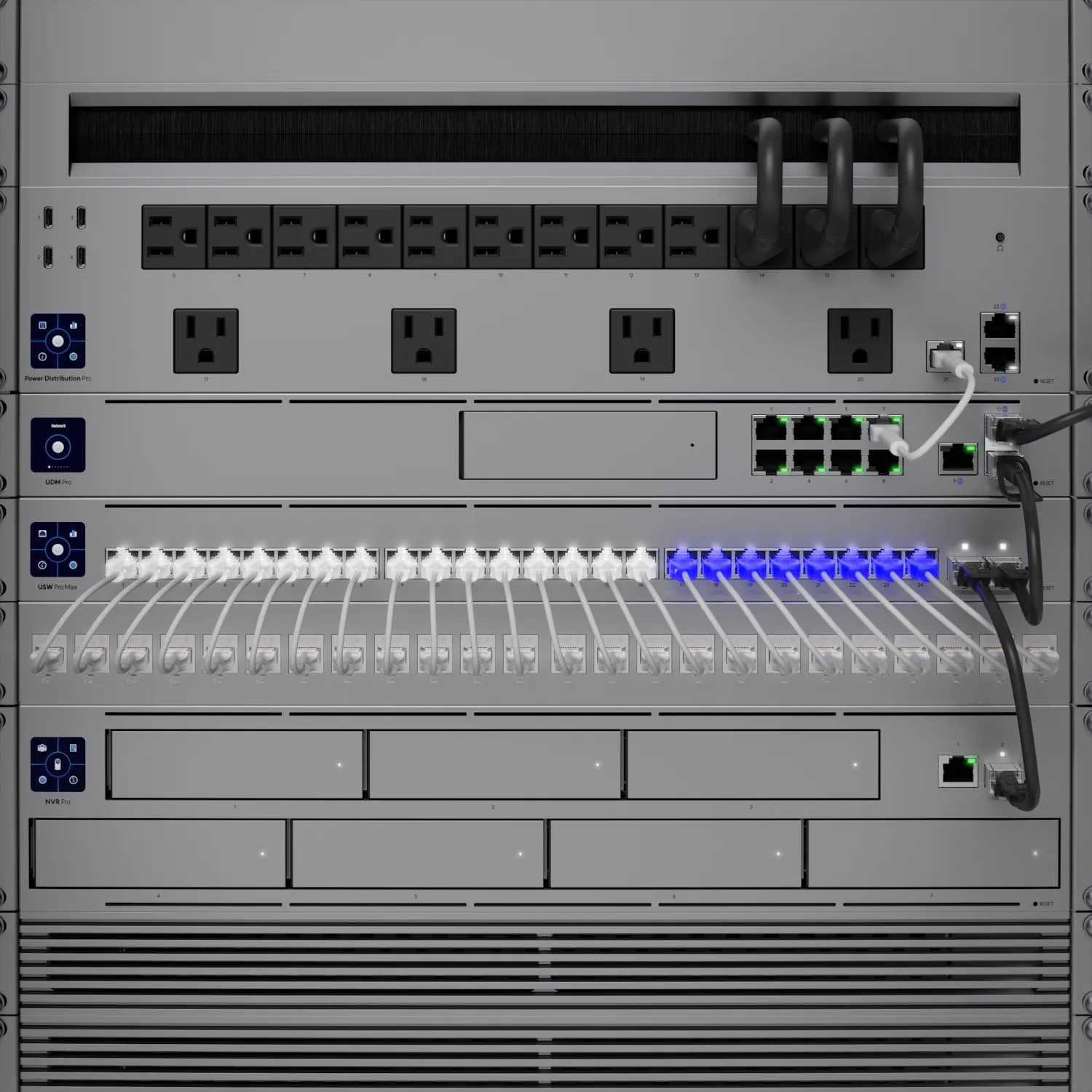 UniFi USW-Pro-Max-24-POE 400W PoE++ Switch in silbernem Rack mit UDM Pro, PDU Pro und NVR Pro sowie 24 Ethernet-Kabeln und UniFi USW-Pro-Max-24-POE 400W PoE++ Switch in silbernem Rack mit UDM Pro, PDU Pro und NVR Pro sowie 24 Ethernet-Kabeln und