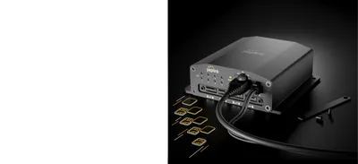 SIM Injector Peplink с несколькими слотами для SIM-карт, световыми индикаторами и подключённым кабелем для управления