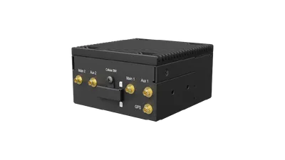 BR2 Micro, schwarze rechteckige GNSS-Empfängereinheit mit fünf goldenen Koaxialanschlüssen, SIM-Kartensteckplatz und BR2 Micro, schwarze rechteckige GNSS-Empfängereinheit mit fünf goldenen Koaxialanschlüssen, SIM-Kartensteckplatz und