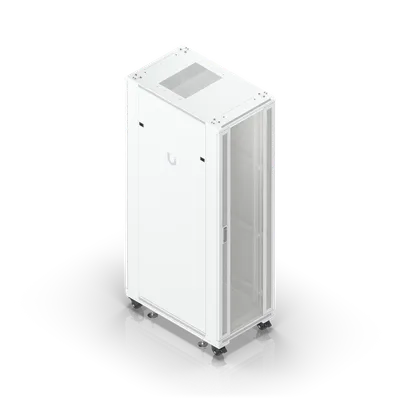 Weißer Ubiquiti-Serverrack-Schrank mit perforierten Seiten, Mesh-Oberseite, Rollen und verstellbaren Füßen in Frontansicht.
