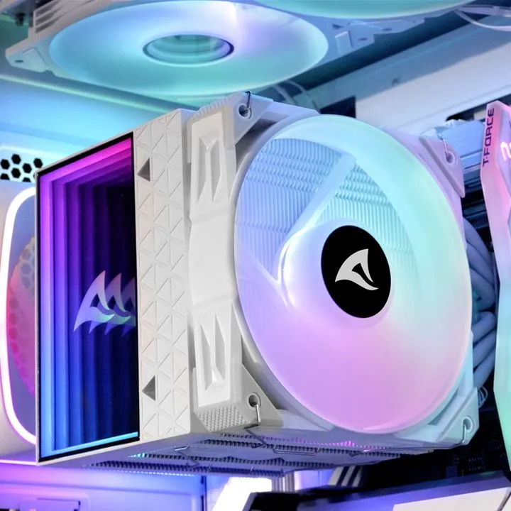 Weißer Sharkoon CPU-Kühler A60 mit RGB-Beleuchtung, vertikal im PC-Gehäuse montiert – seitliche Sicht mit pastellfarbenem Weißer Sharkoon CPU-Kühler A60 mit RGB-Beleuchtung, vertikal im PC-Gehäuse montiert – seitliche Sicht mit pastellfarbenem