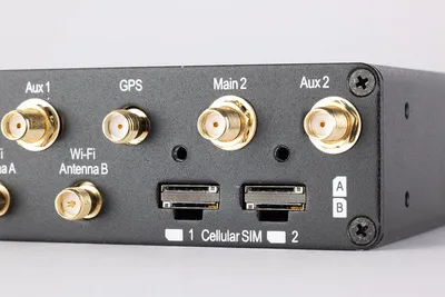 MAX Transit Duo Pro задняя панель с позолоченными SMA-разъёмами Aux 1, GPS, Main 2, Aux 2 и Wi-Fi Antenna B над USB-портами