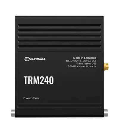 Модем Teltonika TRM240 4G-LTE чёрного цвета с рифлёной верхней частью, логотипом, надписью модели и разъёмом для антенны на