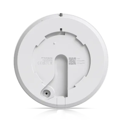UniFi 4MP (8K) G6 Edge Dome Kamera, weiße Rückseite mit QR-Code, Zertifizierungen und Montageloch für Netzwerküberwachung. UniFi 4MP (8K) G6 Edge Dome Kamera, weiße Rückseite mit QR-Code, Zertifizierungen und Montageloch für Netzwerküberwachung.
