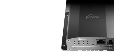 Черный SIM Injector Peplink с серебристой панелью: слоты для SIM-карт, светодиод, порт PoE IN и разъем питания DC IN.