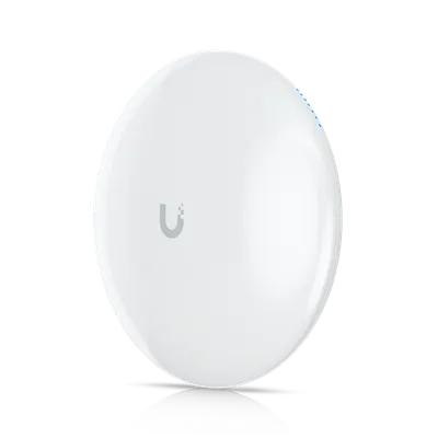 Беспроводной мост UniFi UDB-Pro 5 ГГц с PoE-Out на чёрном фоне с отражением и синим индикатором подключения к сети UniFi. Беспроводной мост UniFi UDB-Pro 5 ГГц с PoE-Out на чёрном фоне с отражением и синим индикатором подключения к сети UniFi.