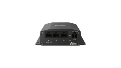 PoE Activation Kit von Peplink mit zwei Ethernet-Ports, DC-Anschluss und Status-LEDs auf grünem Hintergrund. PoE Activation Kit von Peplink mit zwei Ethernet-Ports, DC-Anschluss und Status-LEDs auf grünem Hintergrund.