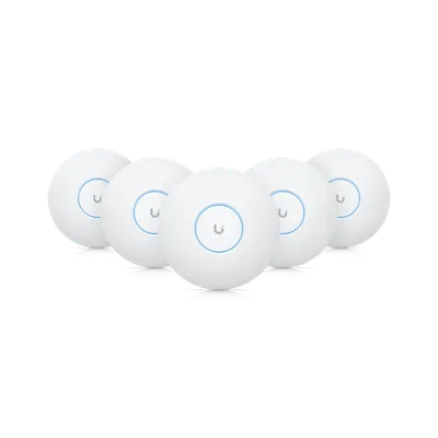 Ubiquiti UAP-AC-HD 5er-Pack, fünf weiße scheibenförmige Access Points mit Logo-Ring in versetzter Anordnung auf schwarzem