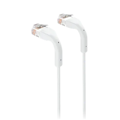 Câble patch Ubiquiti UniFi 1m blanc deux cordons Ethernet fins à connecteurs coudés 90° sur fond noir pour réseau performant. Câble patch Ubiquiti UniFi 1m blanc deux cordons Ethernet fins à connecteurs coudés 90° sur fond noir pour réseau performant.