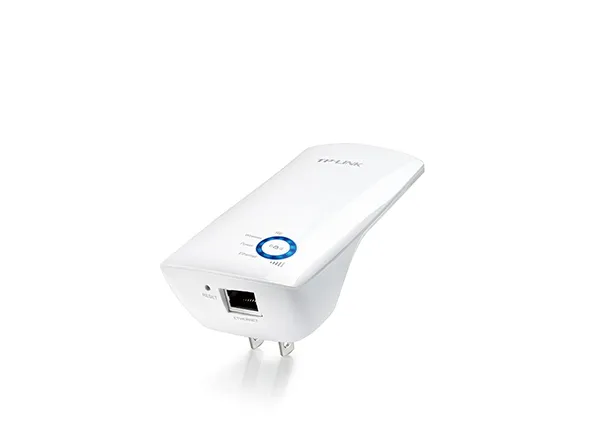 Weißer TP-Link TL-WA850RE WLAN-Repeater mit blauer WPS-Taste, Ethernet-Anschluss und LED-Anzeigen in schräger Draufsicht.