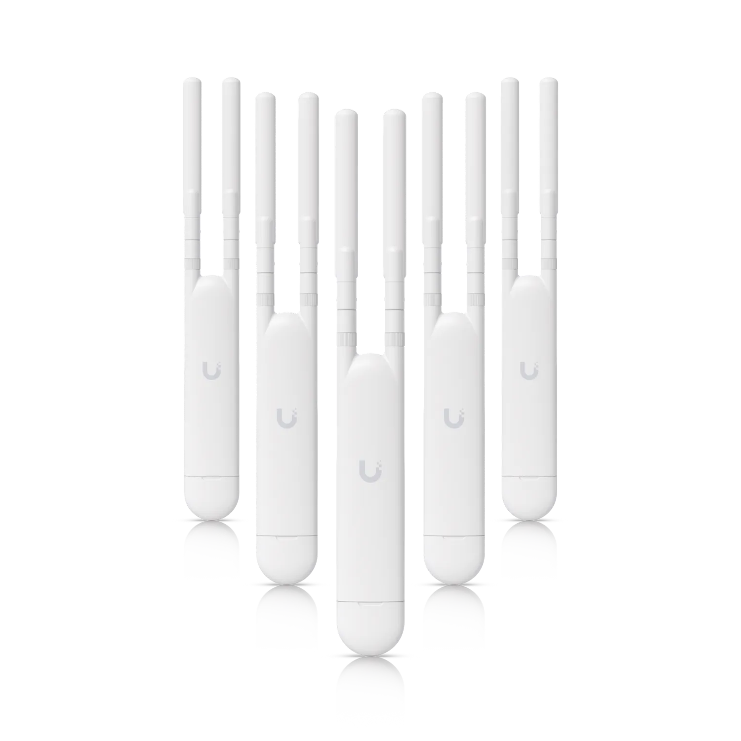 Pack Ubiquiti UniFi AP AC Mesh 5 sans PoE cinq points d’accès blancs à antennes verticales disposés en V sur fond noir avec