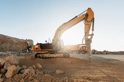 Poynting A-PUCK-0014-V2-01 5G/LTE-KFZ-Antenne schwarz mit RPSMA-Stecker auf Baustelle mit Bagger und Muldenkipper im Poynting A-PUCK-0014-V2-01 5G/LTE-KFZ-Antenne schwarz mit RPSMA-Stecker auf Baustelle mit Bagger und Muldenkipper im