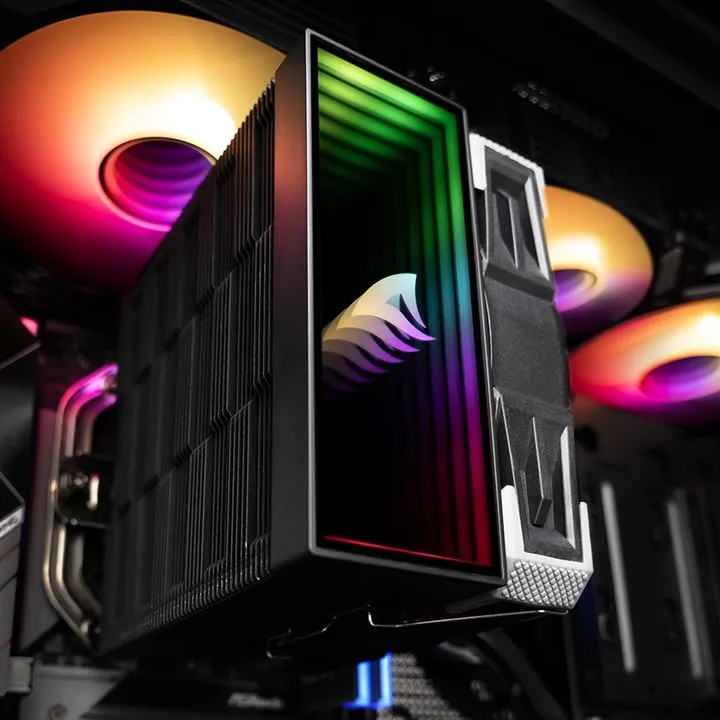 Sharkoon CPU-Kühler A40 mit 120mm RGB-Lüfter in Schwarz, seitlich von unten gezeigt mit dichten Aluminium-Lamellen, Sharkoon CPU-Kühler A40 mit 120mm RGB-Lüfter in Schwarz, seitlich von unten gezeigt mit dichten Aluminium-Lamellen,