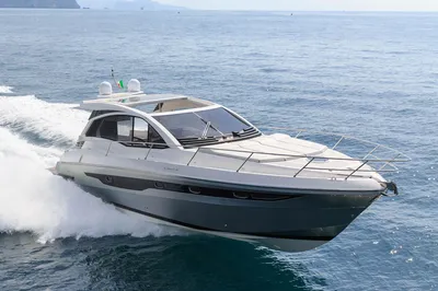 Poynting A-OMNI-0402-V2-01 5G/LTE-Marineantenne mit 6,2 dBi auf Yacht mit Radararch und italienischer Flagge im Einsatz auf Poynting A-OMNI-0402-V2-01 5G/LTE-Marineantenne mit 6,2 dBi auf Yacht mit Radararch und italienischer Flagge im Einsatz auf