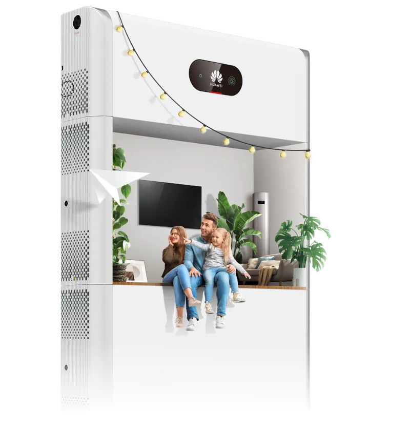 HUAWEI LUNA2000-15-S0 Energiespeicher mit 15 kWh im Wohnzimmerkontext mit Familie und Pflanzen im modularen Designschnitt.