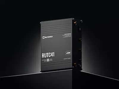Маршрутизатор Teltonika RUTC41 4G Edge в чёрном корпусе с белым лого и разъёмами на тёмном фоне.