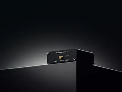 Модем Teltonika TRM142 4G-LTE с задней панелью на чёрном фоне показывает антенный разъём SMA, слот для SIM-карты, кнопку