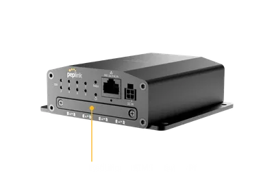 Peplink SIM Injector, чёрный блок с 8 слотами SIM, светодиодом, портом PoE и переключателями для сетевого оборудования.