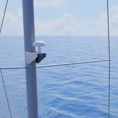 Antenna Peplink a cupola bianca montata su palo marino con logo visibile in ambiente costiero
