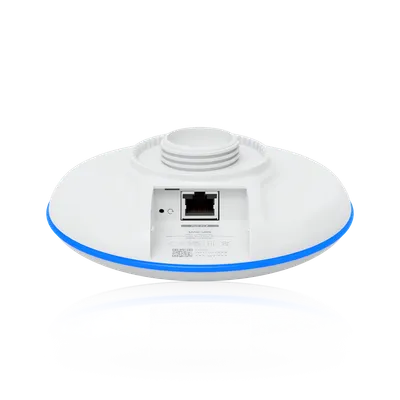 Puente inalámbrico UniFi Building Bridge 60 GHz Gigabit+ visto por detrás con puerto Ethernet y anillo azul sobre Puente inalámbrico UniFi Building Bridge 60 GHz Gigabit+ visto por detrás con puerto Ethernet y anillo azul sobre