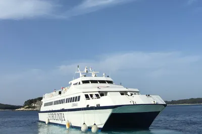 Weiße Poynting A-OMNI-0914-V1-01 5G/LTE-Marineantenne auf Jadrolinija-Fähre Dubravka vor blauem Meer und klarem Himmel.