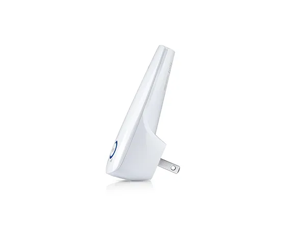 Weißer TP-Link TL-WA850RE WLAN-Repeater mit Stecker und blauem LED-Ring seitlich vor weißem Hintergrund
