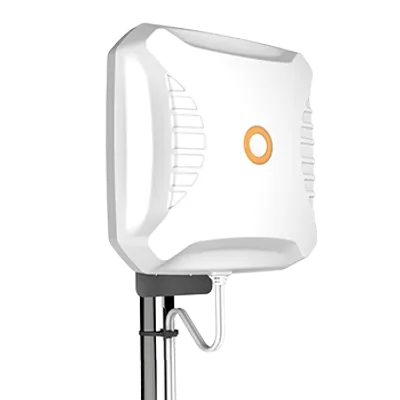 Weiße LTE/GSM-Flatpatch-Antenne A-XPOL-0016 mit 8 dBi Kreuzpolarisation an Metallhalterung für Mast- oder Wandmontage.