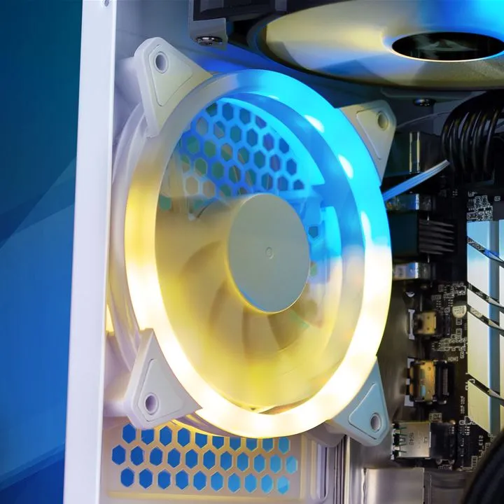 Белый корпус Sharkoon VS8 RGB ATX с боковым стеклом, крупный RGB-вентилятор с жёлто-синей подсветкой на фоне сотовой