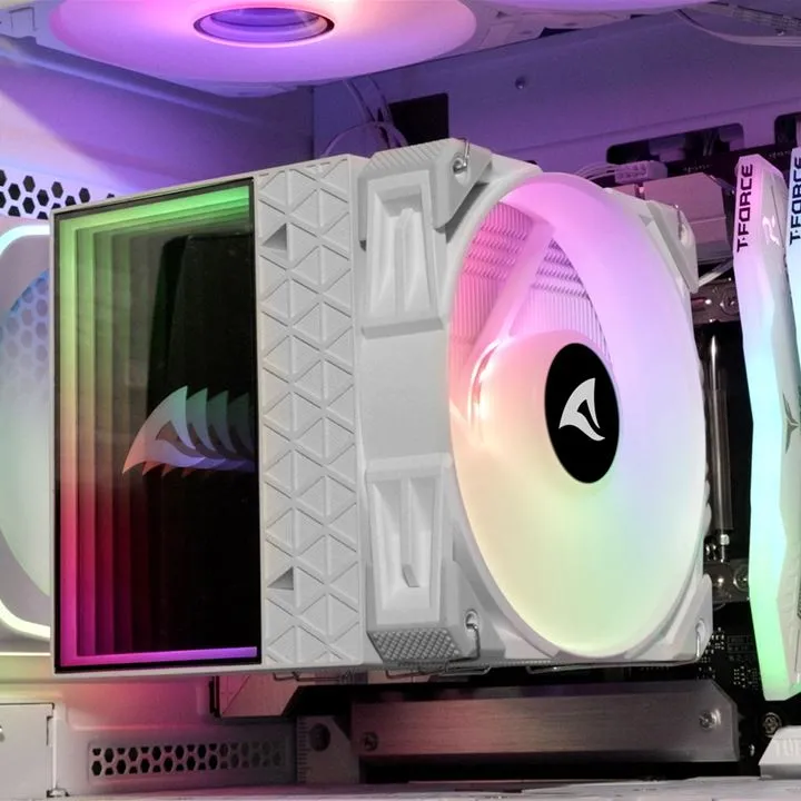 Weißer Sharkoon A60 CPU-Kühler mit RGB-Beleuchtung horizontal im PC-Gehäuse montiert, 120mm-Lüfter mit Shark-Logo, Weißer Sharkoon A60 CPU-Kühler mit RGB-Beleuchtung horizontal im PC-Gehäuse montiert, 120mm-Lüfter mit Shark-Logo,