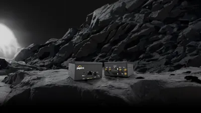 Два компактных маршрутизатора Peplink BR2 Micro на фоне лунного ландшафта с портами Ethernet, SIM и GPS для спутниковой