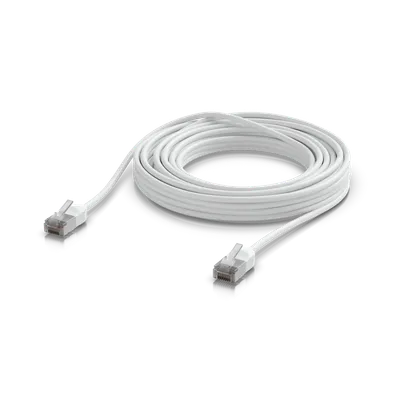 Ubiquiti UniFi Premium Outdoor-Patchkabel 1m, weißes Cat6A-Kabel mit RJ45-Steckern auf schwarzem Untergrund aufgewickelt Ubiquiti UniFi Premium Outdoor-Patchkabel 1m, weißes Cat6A-Kabel mit RJ45-Steckern auf schwarzem Untergrund aufgewickelt