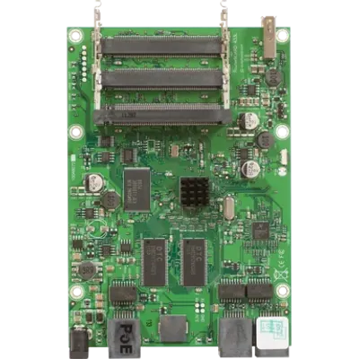 MikroTik RB433-Serien-Gehäuse mit USB-Löchern, grüne Platine mit SMD-Bauteilen, Steckplätzen und Anschlüssen für