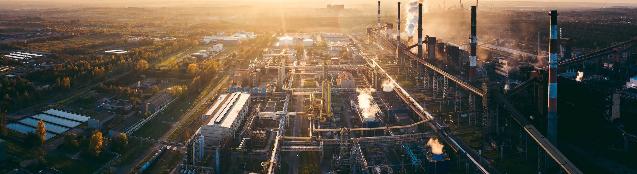 Licenza FIPS per Balance 310 vista aerea di un complesso industriale con ciminiere e tubazioni illuminate dal sole al