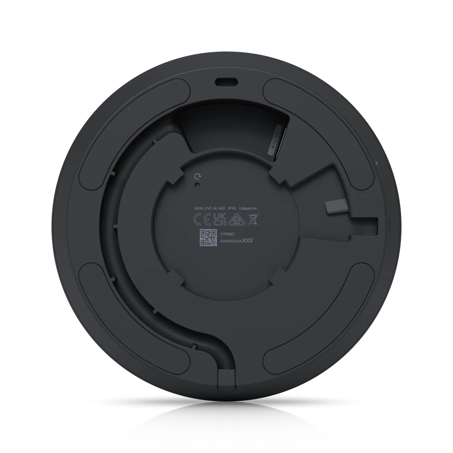 Ubiquiti Video Kamera UVC-AI-360 Unterseite mit QR-Code, Zertifizierungslogos und Modellnummer in grauer Gehäusebasis. Ubiquiti Video Kamera UVC-AI-360 Unterseite mit QR-Code, Zertifizierungslogos und Modellnummer in grauer Gehäusebasis.