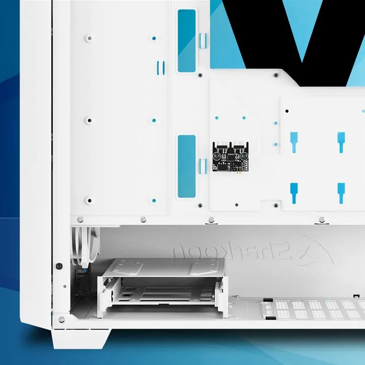 Белый корпус Sharkoon VS8 RGB ATX с прозрачной боковой панелью: вид изнутри на заднюю стенку с чёрной платой контроллера