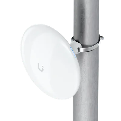 UniFi UDB-Pro беспроводной мост 5 ГГц на металлическом кронштейне с синими индикаторами для подключения к сети UniFi WiFi. UniFi UDB-Pro беспроводной мост 5 ГГц на металлическом кронштейне с синими индикаторами для подключения к сети UniFi WiFi.