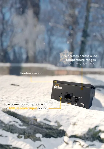 Peplink BR2 Micro Router mit USB-C, LAN/WAN und 4-Pin-Anschluss auf schneebedeckter Fläche bei Kälte. Peplink BR2 Micro Router mit USB-C, LAN/WAN und 4-Pin-Anschluss auf schneebedeckter Fläche bei Kälte.