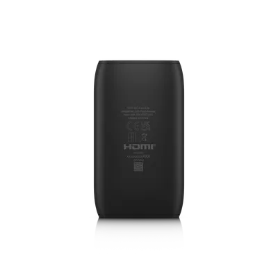 Ubiquiti UC-Cast Rückansicht mit HDMI-Anschluss, Zertifizierungslogos und QR-Code für Netzwerk-Streaming. Ubiquiti UC-Cast Rückansicht mit HDMI-Anschluss, Zertifizierungslogos und QR-Code für Netzwerk-Streaming.