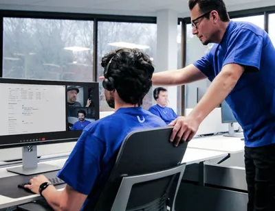 UniFi Professional Site Support 1 Jahr 24x7 EU, zwei Techniker in blauem Polo im Büro bei Videocall-Support. UniFi Professional Site Support 1 Jahr 24x7 EU, zwei Techniker in blauem Polo im Büro bei Videocall-Support.