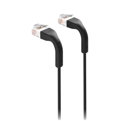 Ubiquiti UniFi Patchkabel Cat6 10cm schwarz mit zwei schlanken 90-Grad-RJ45-Steckern vertikal auf schwarzem Hintergrund. Ubiquiti UniFi Patchkabel Cat6 10cm schwarz mit zwei schlanken 90-Grad-RJ45-Steckern vertikal auf schwarzem Hintergrund.