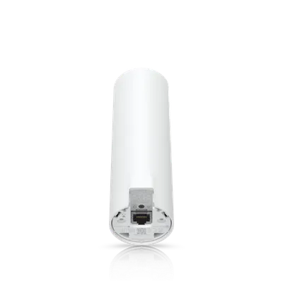 Ubiquiti UniFi AP U6-MESH WiFi6 Access Point von unten mit Ethernet-Port und Typenschild auf schwarzem Hintergrund.