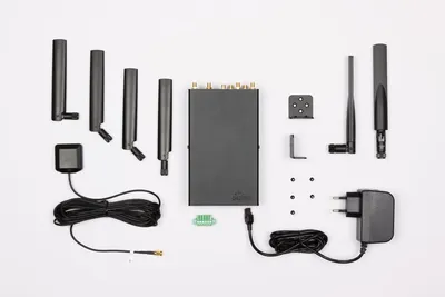 Peplink MAX Transit Duo Pro с комплектом аксессуаров: антеннами, адаптером питания, кронштейнами и кабелями для установки в