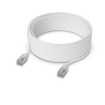 Ubiquiti UniFi Premium Patchkabel Outdoor C6a 3m weiß, auf schwarzem Untergrund aufgewickelt mit sichtbaren RJ45-Steckern.