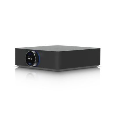 Ubiquiti Amplifier 130W×2 Dolby Atmos weiß mit blau leuchtendem Display Lobby 1A auf dunkler Oberfläche. Ubiquiti Amplifier 130W×2 Dolby Atmos weiß mit blau leuchtendem Display Lobby 1A auf dunkler Oberfläche.